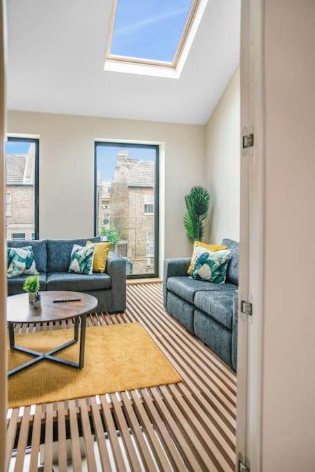 Tottenham- Exquisite 4-bed Retreat With Ping Pong And Pool - Sleeps 7, Free Parking, Contractors & Long Welcome * Londra