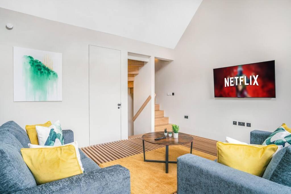 Tottenham- Exquisite 4-bed Retreat With Ping Pong And Pool - Sleeps 7, Free Parking, Contractors & Long Welcome Londra
