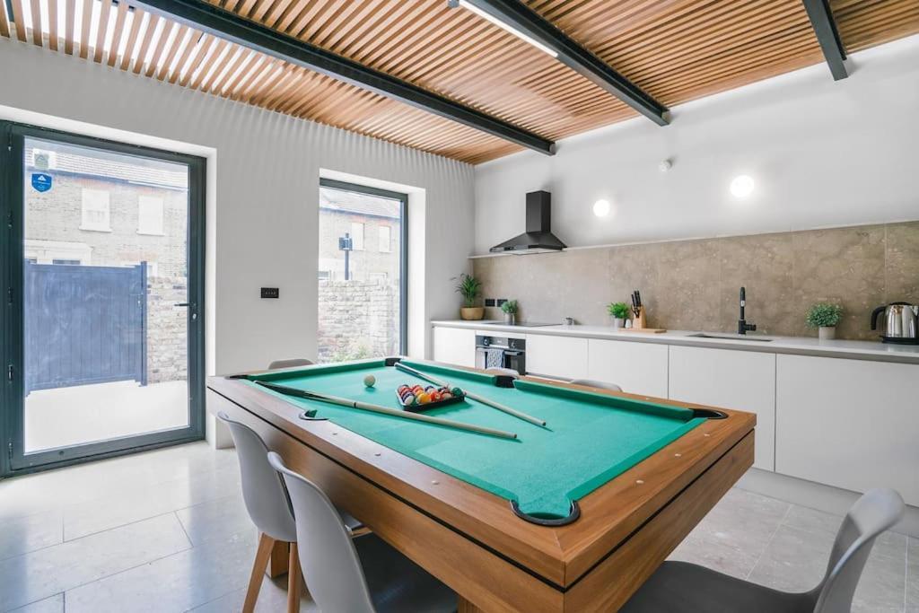 Tottenham- Exquisite 4-bed Retreat With Ping Pong And Pool - Sleeps 7, Free Parking, Contractors & Long Welcome Appartamento Londra