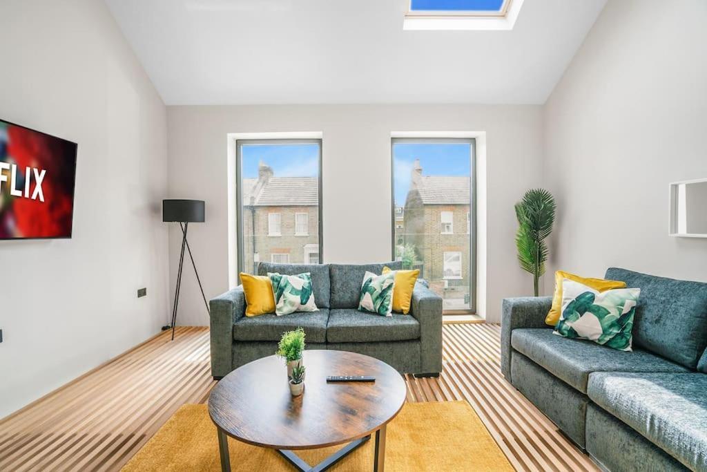Tottenham- Exquisite 4-bed Retreat With Ping Pong And Pool - Sleeps 7, Free Parking, Contractors & Long Welcome * Londra