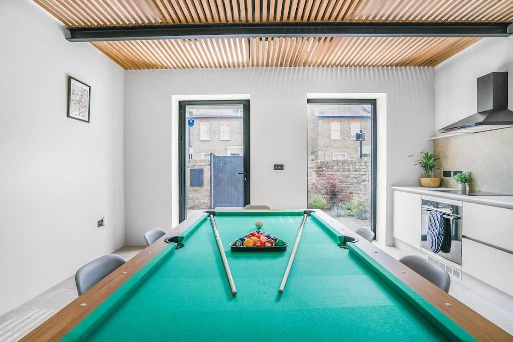 Tottenham- Exquisite 4-bed Retreat With Ping Pong And Pool - Sleeps 7, Free Parking, Contractors & Long Welcome Appartamento Londra