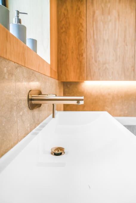 Tottenham- Exquisite 4-bed Retreat With Ping Pong And Pool - Sleeps 7, Free Parking, Contractors & Long Welcome Appartamento *