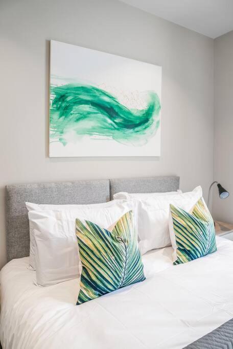 Tottenham- Exquisite 4-bed Retreat With Ping Pong And Pool - Sleeps 7, Free Parking, Contractors & Long Welcome Appartamento Londra