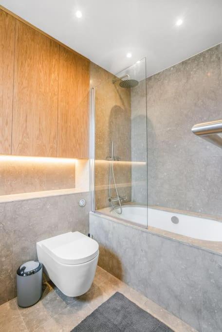 Tottenham- Exquisite 4-bed Retreat With Ping Pong And Pool - Sleeps 7, Free Parking, Contractors & Long Welcome Londra