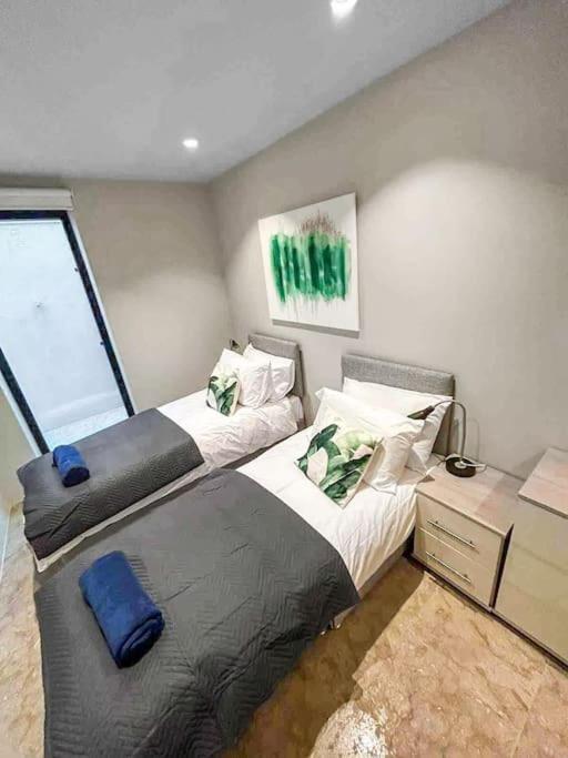 Tottenham- Exquisite 4-bed Retreat With Ping Pong And Pool - Sleeps 7, Free Parking, Contractors & Long Welcome Appartamento *
