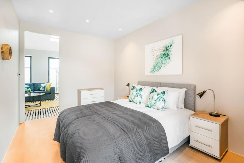 Tottenham- Exquisite 4-bed Retreat With Ping Pong And Pool - Sleeps 7, Free Parking, Contractors & Long Welcome * Londra