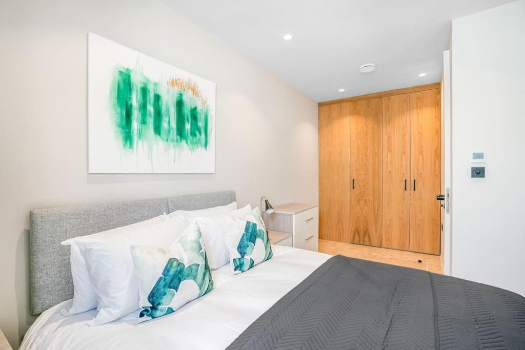 Appartamento Tottenham- Exquisite 4-bed Retreat With Ping Pong And Pool - Sleeps 7, Free Parking, Contractors & Long Welcome *