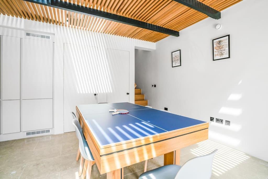 Tottenham- Exquisite 4-bed Retreat With Ping Pong And Pool - Sleeps 7, Free Parking, Contractors & Long Welcome Appartamento Londra