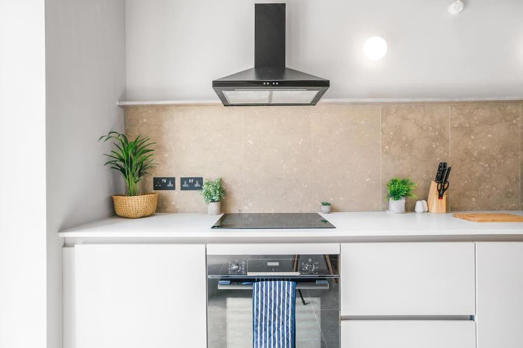 Tottenham- Exquisite 4-bed Retreat With Ping Pong And Pool - Sleeps 7, Free Parking, Contractors & Long Welcome Appartamento Londra