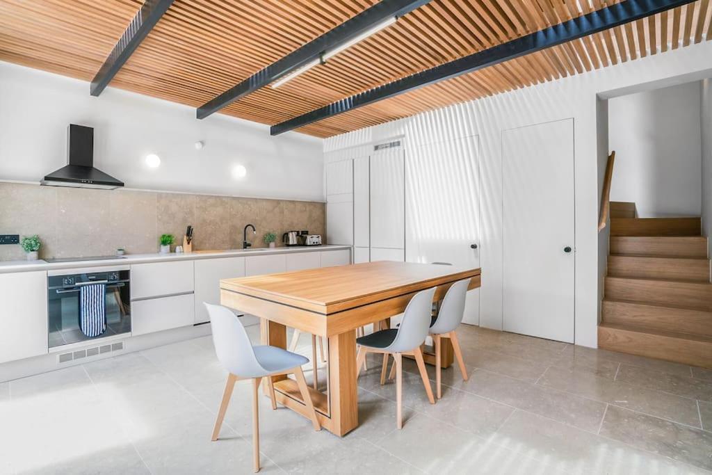 Tottenham- Exquisite 4-bed Retreat With Ping Pong And Pool - Sleeps 7, Free Parking, Contractors & Long Welcome Appartamento *