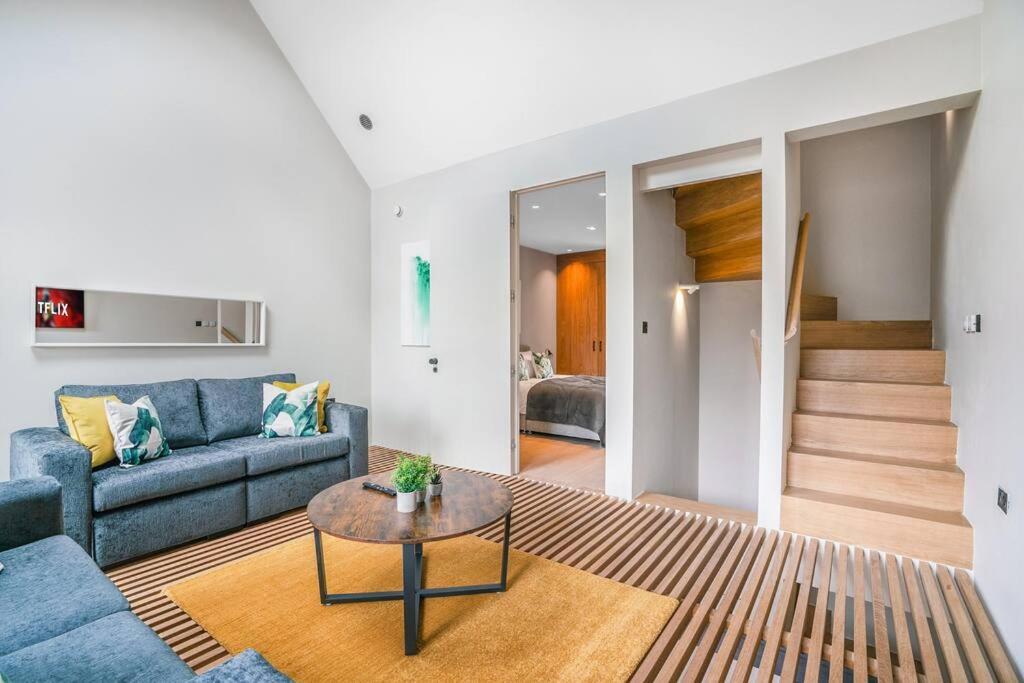 Tottenham- Exquisite 4-bed Retreat With Ping Pong And Pool - Sleeps 7, Free Parking, Contractors & Long Welcome Appartamento Londra